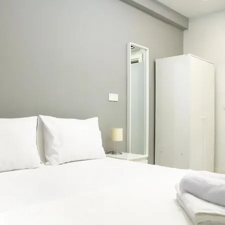 Flat W Spacious Garden 5 Min To In Apartment